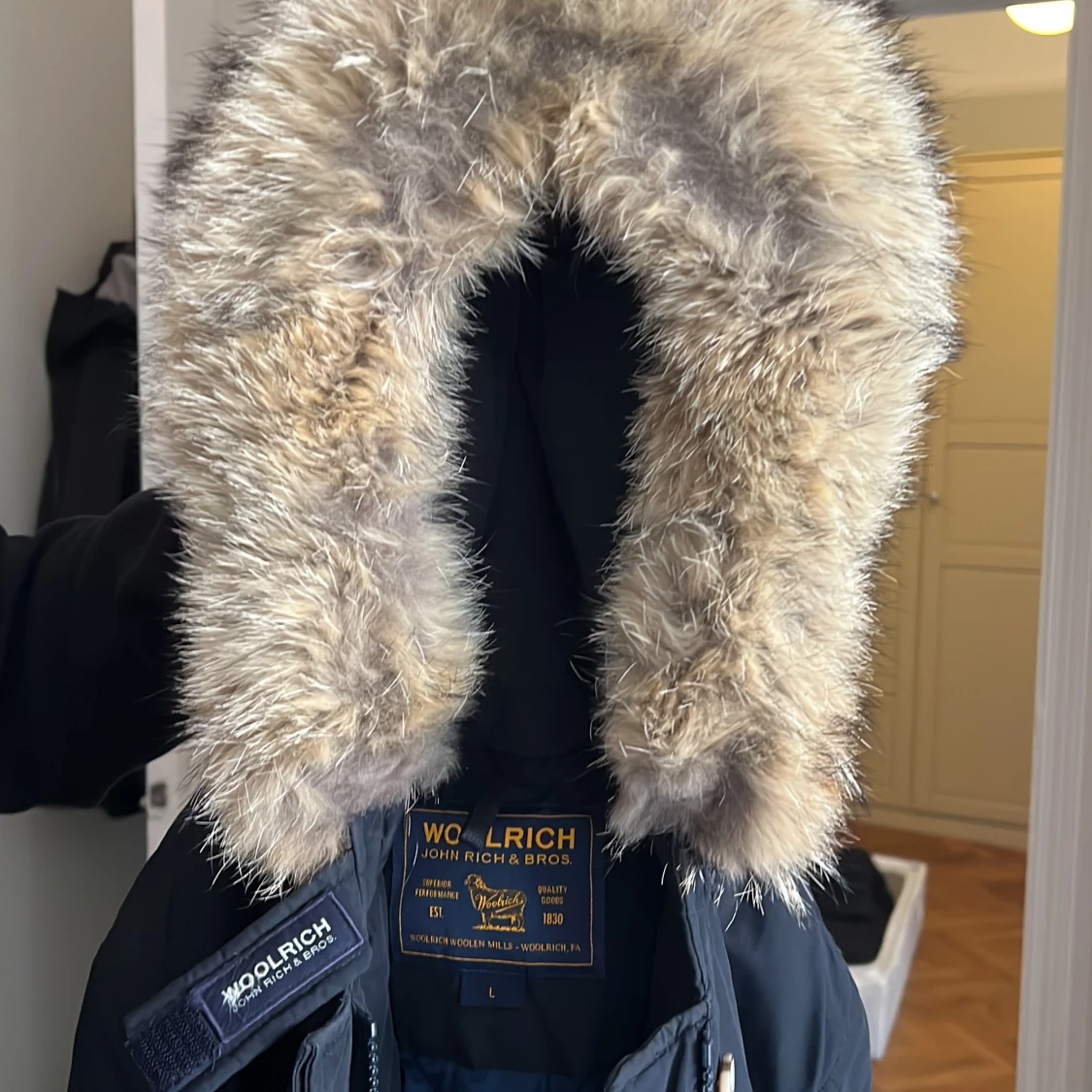 Svart parkas från Woolrich med pälskrage - 3