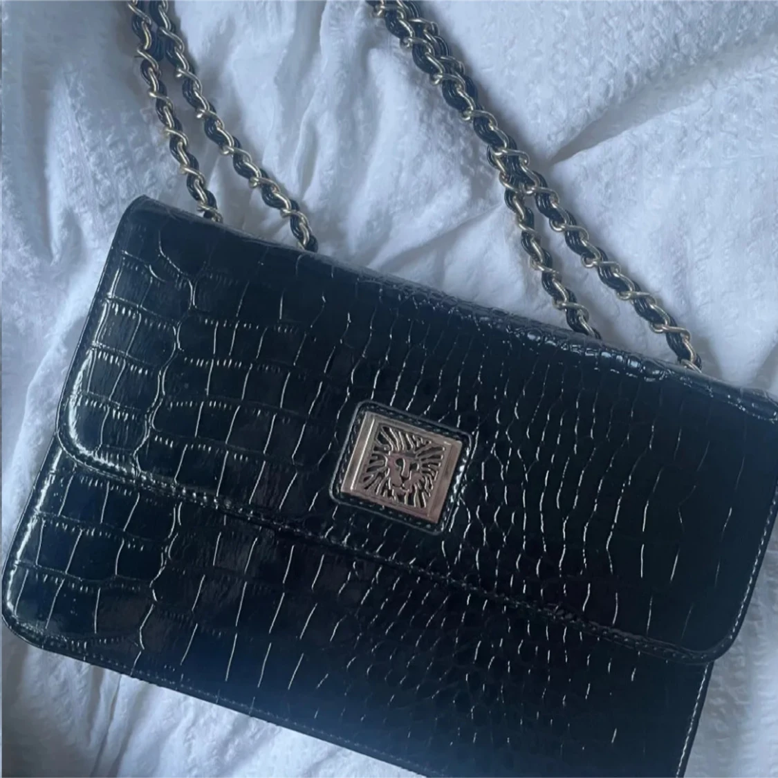 Svart axelväska med kedjerem - 1