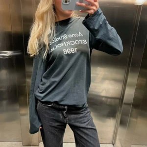 acne studios tröja  - Vill byta denna acne studios tröja mot en likadan  eller i en annan färg fast i storlek S. Köpt för 3500 kr. SÄLJER INTE utan är bara intresserad av byte. 🩷