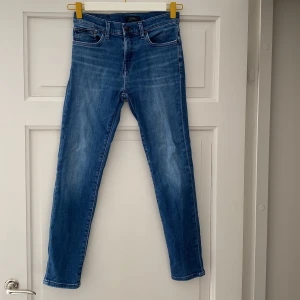 Blå slim fit jeans Polo Ralph Lauren barn/kille - Snygga blå slim fit jeans från Polo Ralph Lauren med klassisk femficksdesign för barn/kille. Storlek 14.