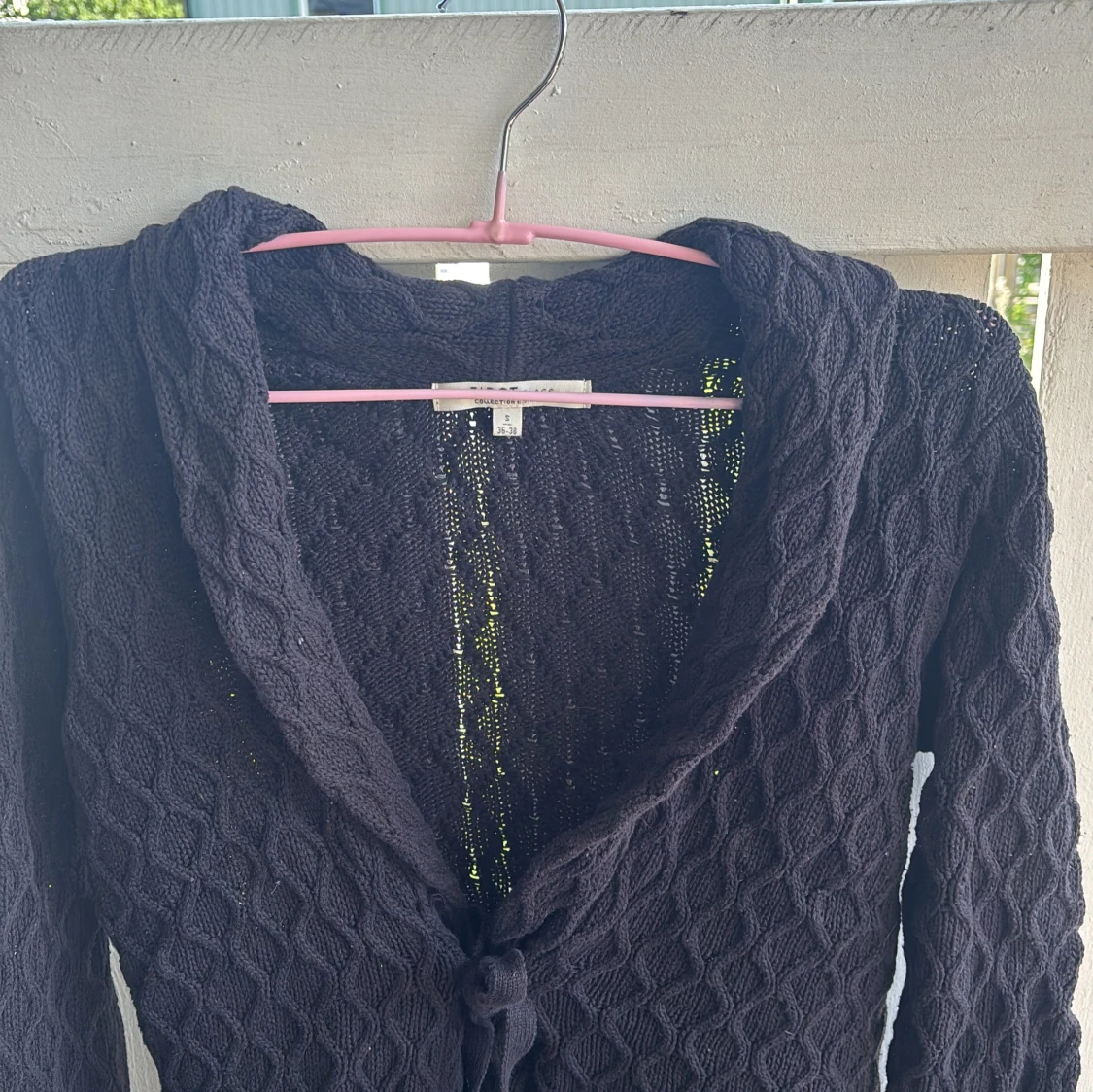 Svart stickad kofta med knyt från First Class - 2