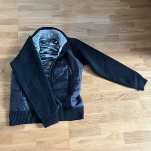 Svart cardigan jacka med stickade ärmar och baksida! - Stilren Cardigan, armar och baksida är stickat. Okänt märke. Helt oanvänd då den är lite för liten på mig. Passar för våren och hösten perfekt!🔥👌