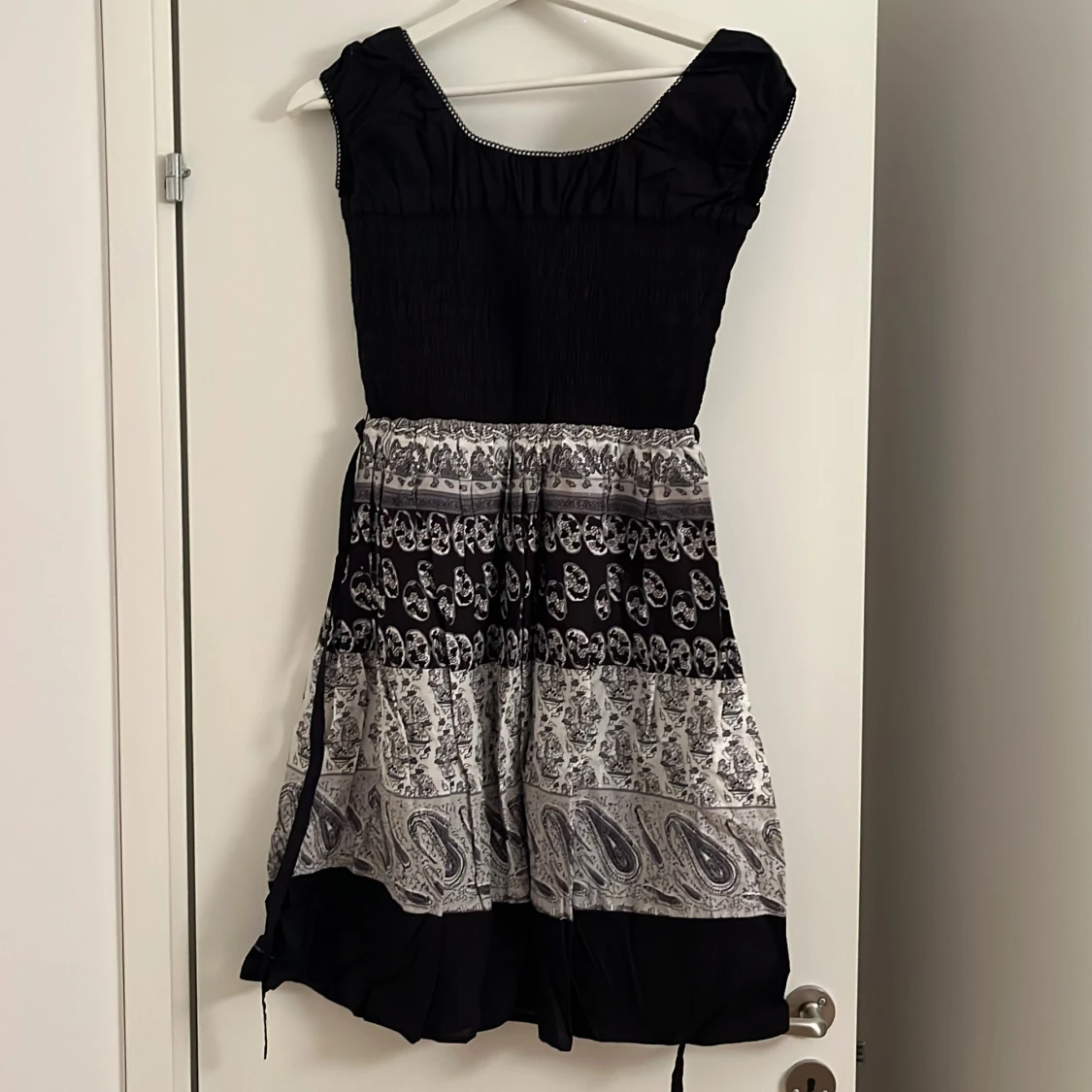 Svart och vit kortklänning från  bondelid  - 1