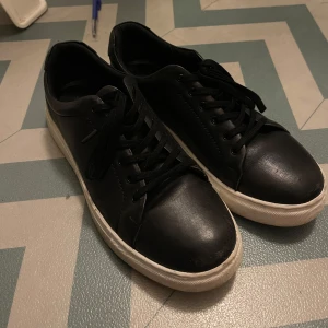 Svarta sneakers från Carin Wester  - Svarta sneakers från Carin Wester/Swears, använda fåtal gånger. Stolek 40. Nypris 899kr 