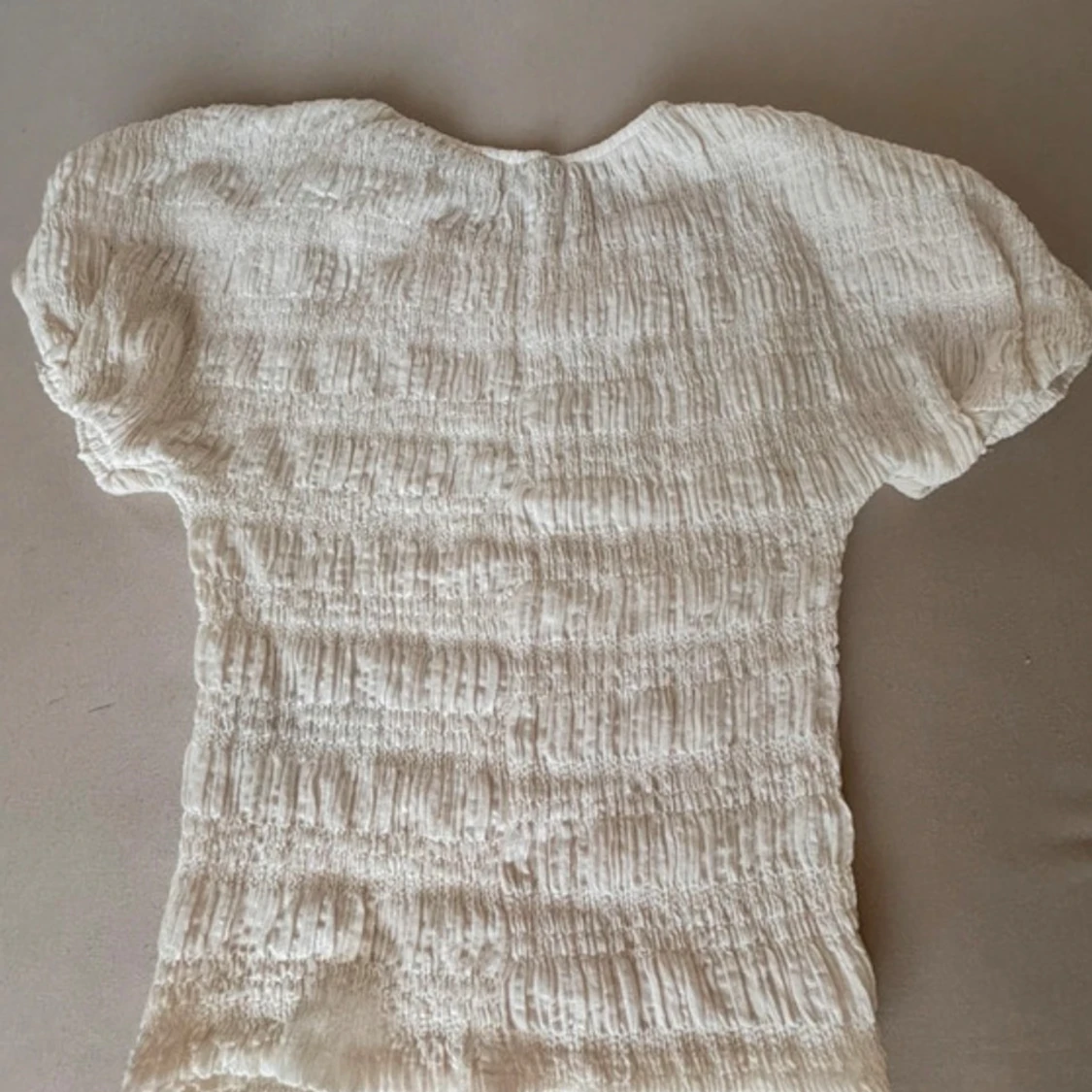 Vit ribbad blus från Gina Tricot - 2