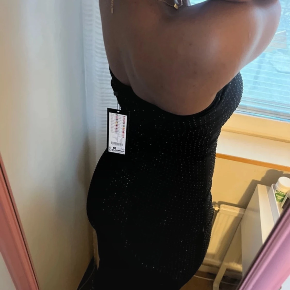 Svart glittrig axelbandslös klänning - 2