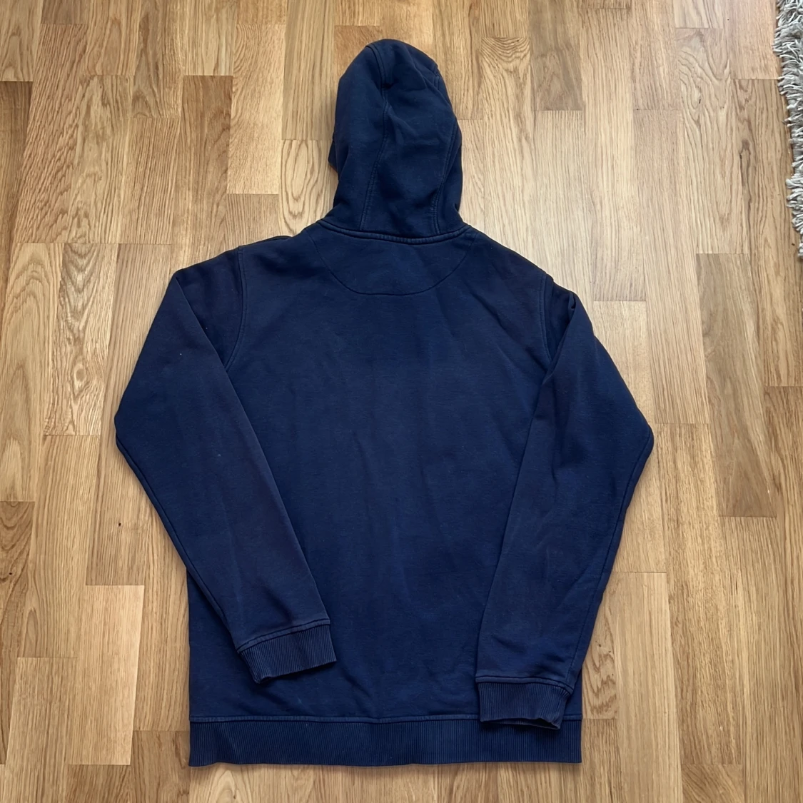 Marinblå hoodie från Lyle & Scott - 3