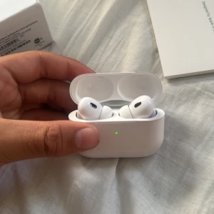 AirPod pro 2 usbc - Airpod pro som är använt en gång ba för att testas kommer med alla accessoarer och det finns kvitto med! För mer frågor kontakta privat