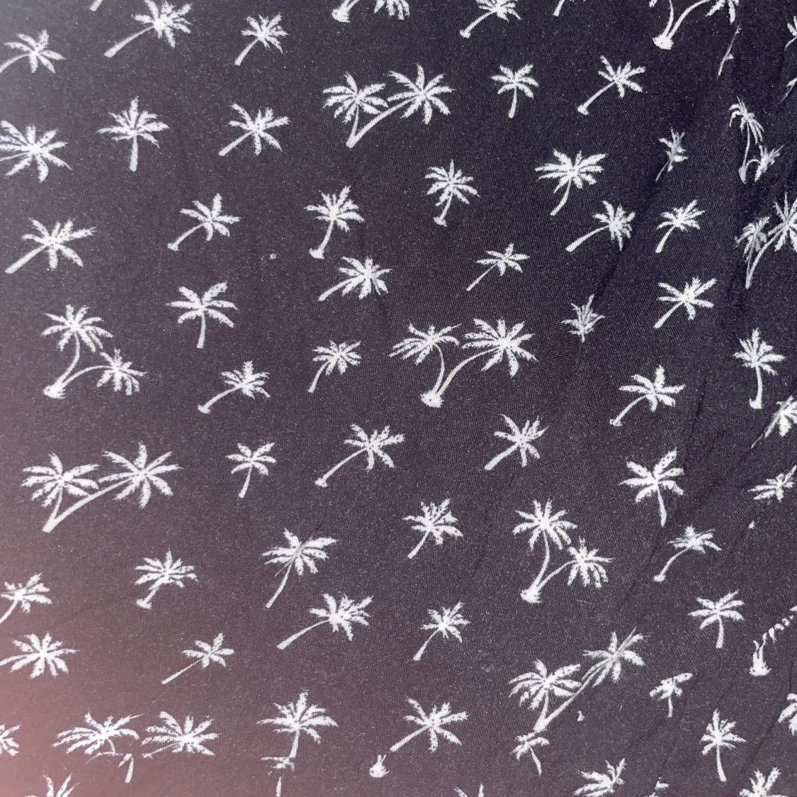 Svart kjol med palmmönster och volang - 2