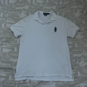 Vit Ralph Lauren Piké - Vit ralph lauren pike som jag säljer eftersom jag tröttnat på den. Inga fel på den