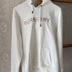 Vit hoodie från Burberry  - Säljer en clean vit hoodie från Burberry. Storleken är XL men passar även M 
