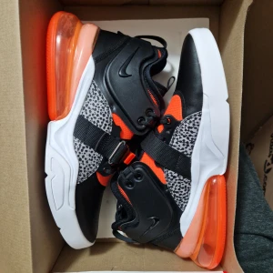 Oanvända Nike Air Force 270 EU44.5  - Helt nya i original låda. Innermått 28.5 cm. Skickas spårbart och försäkrat. OBS! Inga byten eller returer och inga skambud, tack