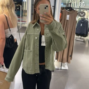 Grön jeans jacka - Säljer denna fina från Zara som inte har kommit till användning!