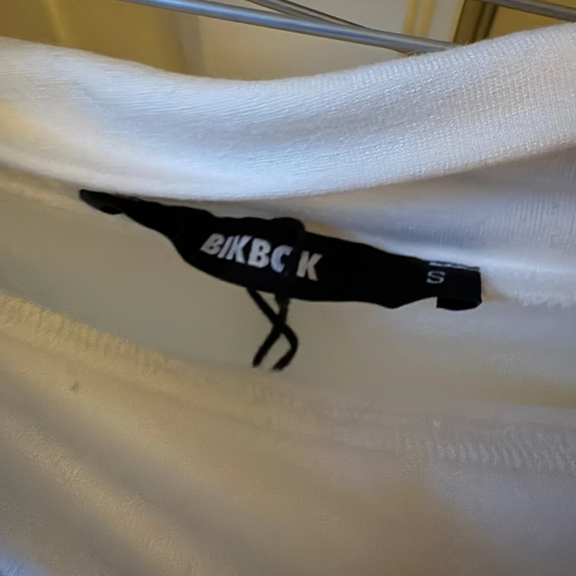 Vit långärmad topp från BikBok - 1