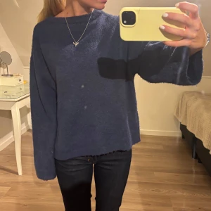 Mörkblå stickad tröja med loose fit - Mysig mörkblå stickad tröja, storlek L i tröjan men är mer storlek xs/s