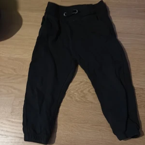 Svarta mjukisbyxor med snörning - Svarta mjukisbyxor med resår i midjan och benslut samt snörning i midjan. Perfekta för chill dagar eller när du vill vara extra bekväm. Klassisk modell med avslappnad passform.