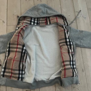 Burberry kofta - Burberry zip hoodie i nyskick— köp ifrån kontot beyond Clothing i Plick‼️Det är samma pris osv enbart push annons