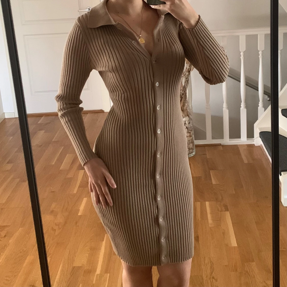 Beige ribbad klänning från Glamaker