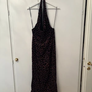 Lång leopardmönstrad klänning - Halterneck klänning från ginatricot med prislappen kvar, i storlek XL men skulle säga att den är mer som L/M🤎 nypris 600