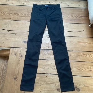 Svarta Filippa K jeans - Skit snygga svarta Filippa K jeans, i storlek xs. Matrialet är nästan ormskins liknade🔥 överlag är de i prima skick🔥❤️ pris är ej hugget i sten✌️ hör av om ni har några frågor❤️
