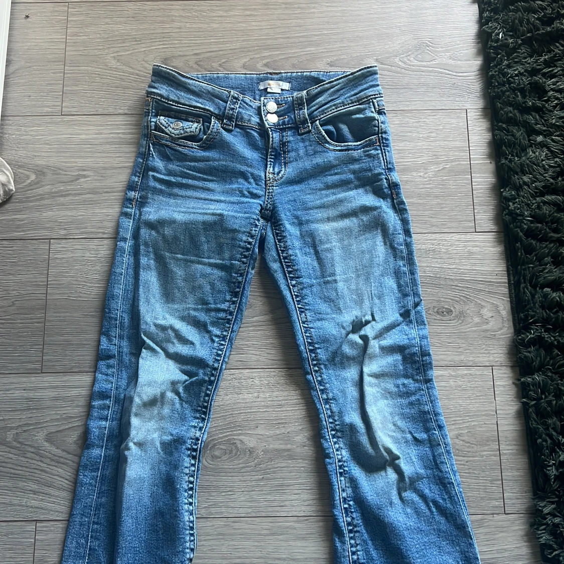 Blå jeans från Gina Tricot