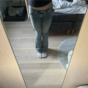 True religion  - Säljer ett par ljusblå bootcut jeans från tru religion som tyvärr är för små❤️jeansen har en defekt vid sömnen under benet som jag har sytt ihop men som inte syns när man har på sig dom💞