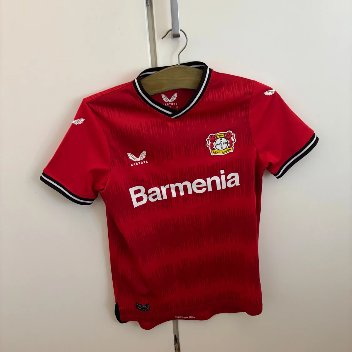 Röd Bayer Leverkusen fotbollströja