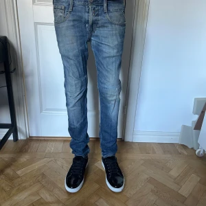 Vintage replay jeans! - Nu säljer vi ett par vintage replay jeans köpte i början av 2000talet skulle vi tro. Jeansen är lagade plus att de är ändå rätt slitna under många års andvänding vilket dock kan göra de mer snyggare! Priset är ej huget i sten!🔥