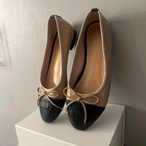 ballerinaskor i beige och svart skinn - Ballerina skor köpta på en marknad i Paris , Stolek 38, använda ett fåtal gånger, skriv för mer info✨kan tänka mig gå ner i pris vid snabbt köp
