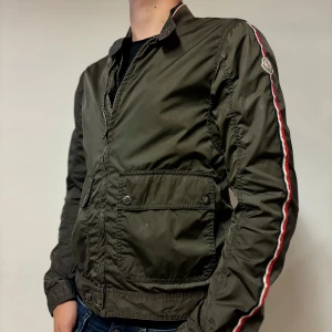 Moncler Höstjackan | Size 1,(S) - Säljer denna extremt feta moncler jackan | Naturligtvis äkta, äktighetscertifikat från Sicuro | Size 1,s | Skick 8,5/10, inga synliga defekter | Skriv vid frågor samt intresse 🫡