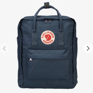 Mörkblå Fjällräven Kånken ryggsäck - Klassisk mörkblå Fjällräven Kånken ryggsäck med ikonisk rund logga framtill. Ryggsäcken har ett stort huvudfack, en dragkedjeförsedd ytterficka och två sidofack. Gör gärna prisförslag!