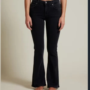 Svarta bootcut jeans med låg midja - Snygga svarta jeans med bootcut passform och låg midja. Materialet är mjukt och stretchigt jeans, perfekt för dig som gillar en avslappnad men trendig look. Köptes för 699kr 💞