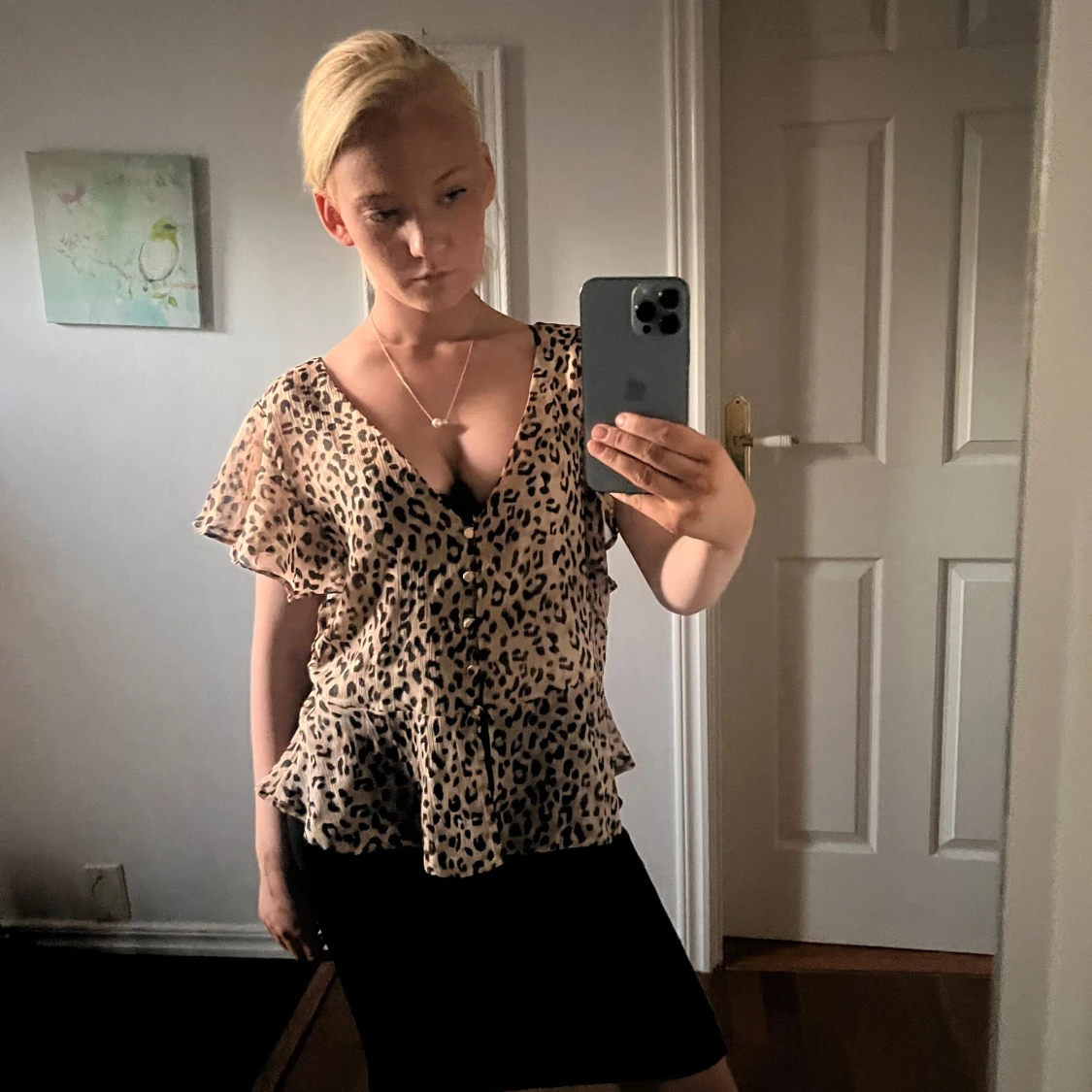 Leopardmönstrad blus med volang