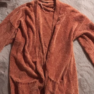 Stickad lång kofta - Den är väldig mysig och skön lång kofta. 🎀 Jag har använt den inte för så mycket. 