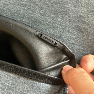 Svart lång kjol i skinnlook från Morgan - Snygg svart lång kjol från Morgan i skinnimitation med slits bak. Kjolen har en stilren, rak passform och är tillverkad av polyester och polyuretan. Perfekt för dig som gillar en edgy och trendig stil.