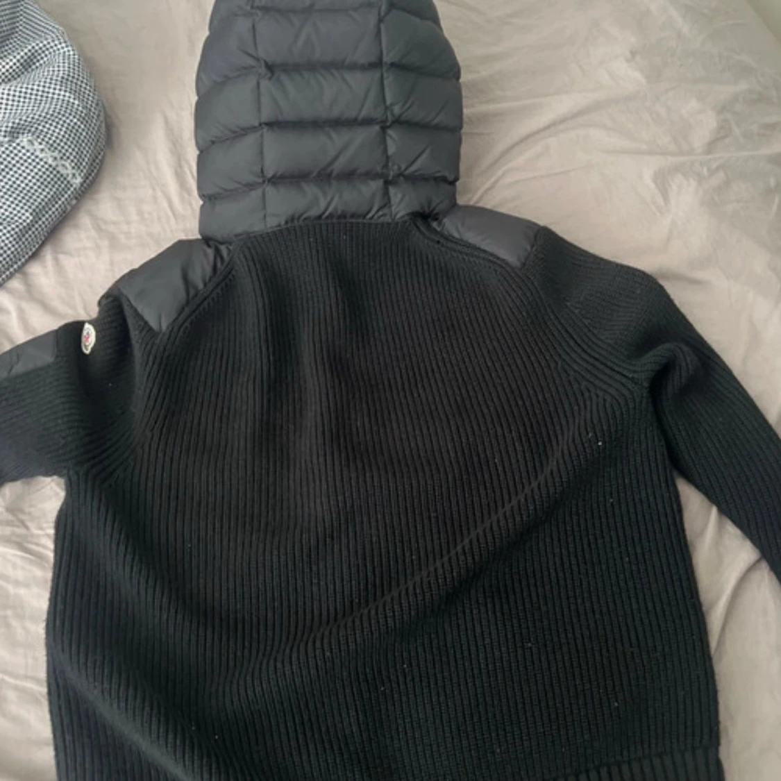 Svart Moncler pufferjacka med luva - 1