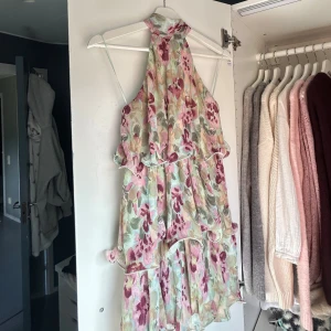 Blommig volangklänning - Så söt slutsåld halterneck klänning från Gina💗Storlek 34, men passar mig som brukar ha S/M. Aldrig använd och prislapp kvar. Skriv vid frågor eller köp direkt 