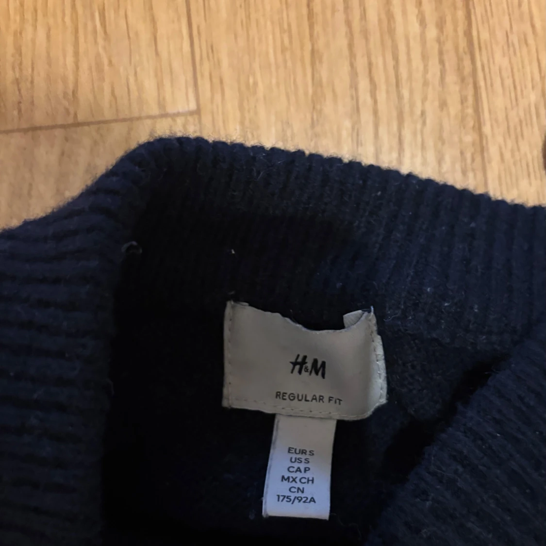 Mörkblå stickad tröja från H&M - 1
