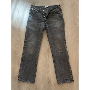 Grå raka jeans från Zara - Klassiska grå boyfriend jeans från Zara med rak passform och fem fickor. Jeansen har en snygg tvättad look med ljusa slitningar och normal midja. 