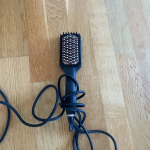 Värmeborste - Värmeborste aldrig använd har bara brutit upp förbackningen💞