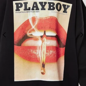 Playboy hoodie  - Super fint skick, använd 5 gånger minst och bara hemma🥰 stor i storleken så passar alla slags storlekar skulle jag tro! Skriv för egna bilder 