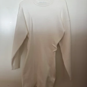 Vit klänning Zara - Helt ny enkel och stilren vit stickad klänning från Zara i storlek M men passar S. Klänningen är figursydd, snatched i midjan, har lång ärm och är i en kort modell. Materialet är slätt och mjukt, perfekt höstklänning🤍Prislapp kvar