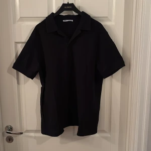 Svart piké t-shirt från Zara - Klassisk svart piké t-shirt från Zara med krage och korta ärmar. Enkel och stilren design som passar perfekt till jeans eller shorts. 