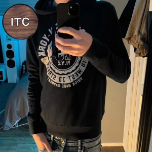 Hoodie - Snygg grå hoodie! Sällan andvänd nästan som ny! Storlek xs och sitter som slim fit!!!