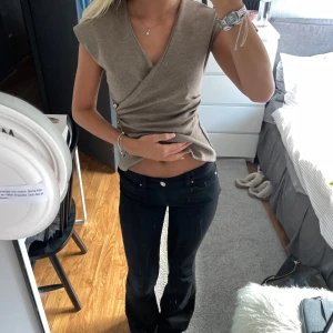 lågmidjade svarta bootcut jeans - säljer mina lågmidjade svarta bootcut jeans från only, storlek xs 32