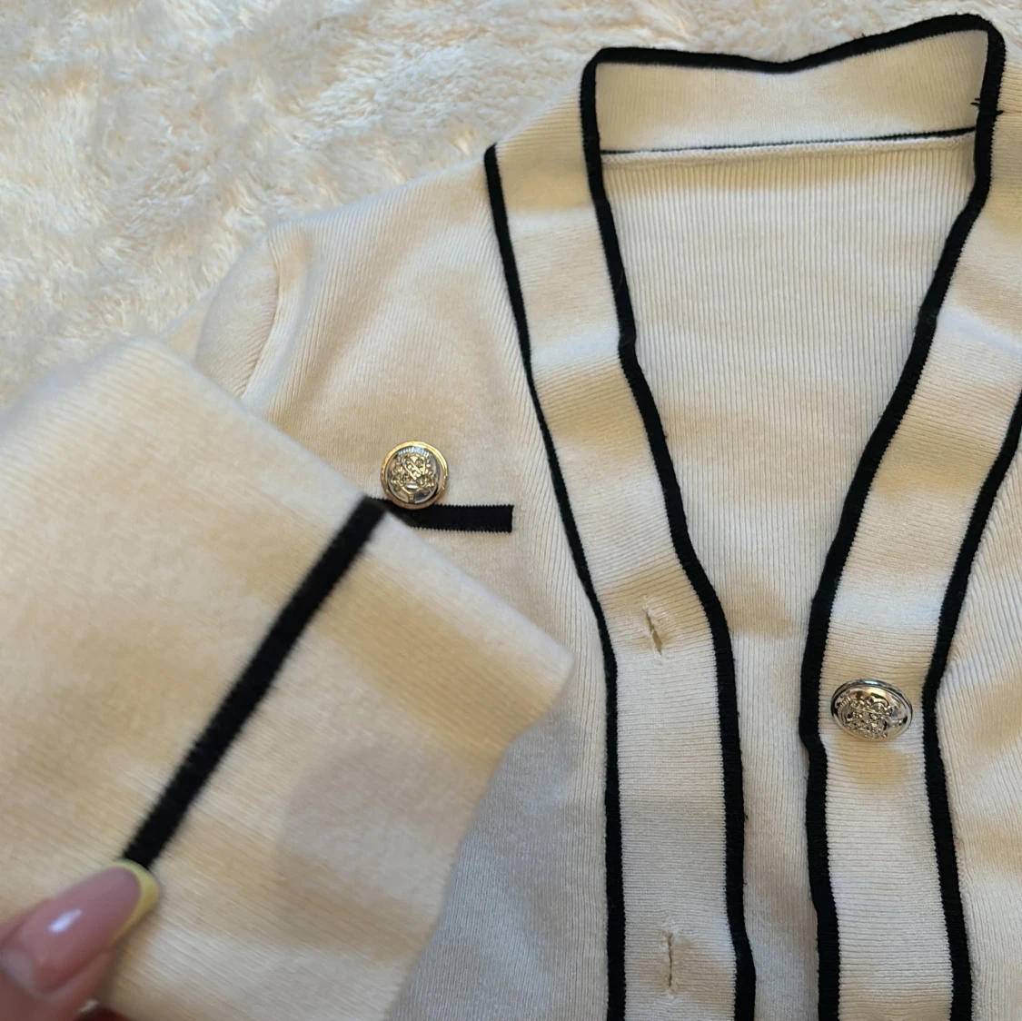 Vit kofta med svarta detaljer  - 1