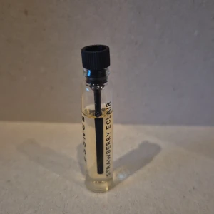 Strawberry Eclair 2ml  - Strawberry Eclair 2ml från ESSNCE endast doftat på den. 45kr ny.