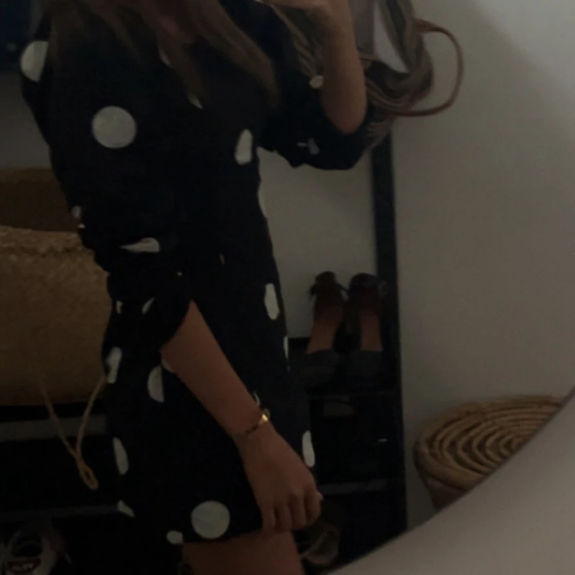 Svart prickig kortklänning - 1