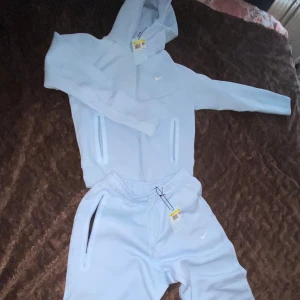 Nike NOCTA set – XS - Säljer detta ljusblåa Nike NOCTA set (hoodie + byxor) i storlek XS. Väldigt bra kvalitet och sitter riktigt snyggt. Nypris betydligt högre – mitt pris: 3000 kr. Kan diskutera priset vid snabb affär.   Bra kvalitet, fint skick  Hoodie + byxa  Storlek XS 