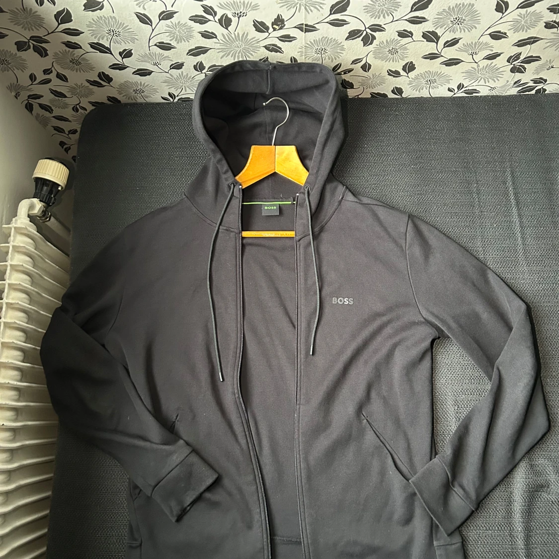 Svart hoodie från BOSS med dragkedja - 1